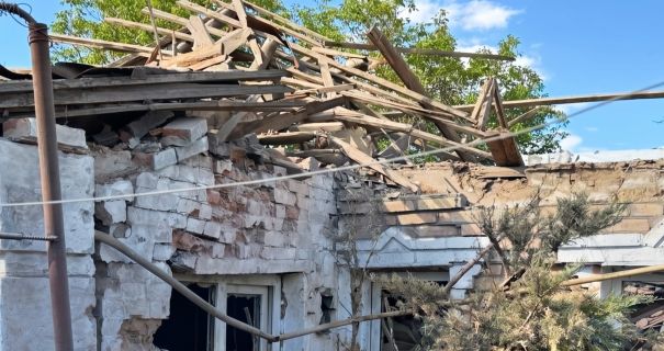 Ворог вдарив по трьом районам Дніпропетровщини: пошкоджені будинки та АЗС, …