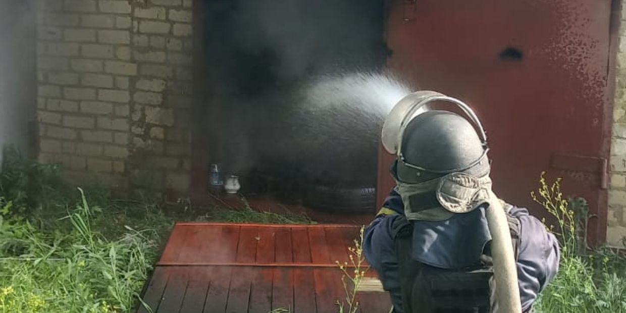 Обстріли Донеччини: вогнеборці гасили пожежі в гаражах у Слов'янську та …