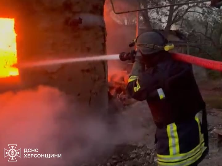 Російські війська обстріляли з РСЗВ селище на Херсонщині