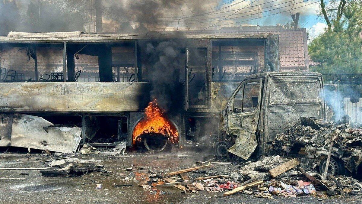 Влучили «шахедом» по автобусу: росіяни вдень 30 квітня обстріляли Дніпровський …