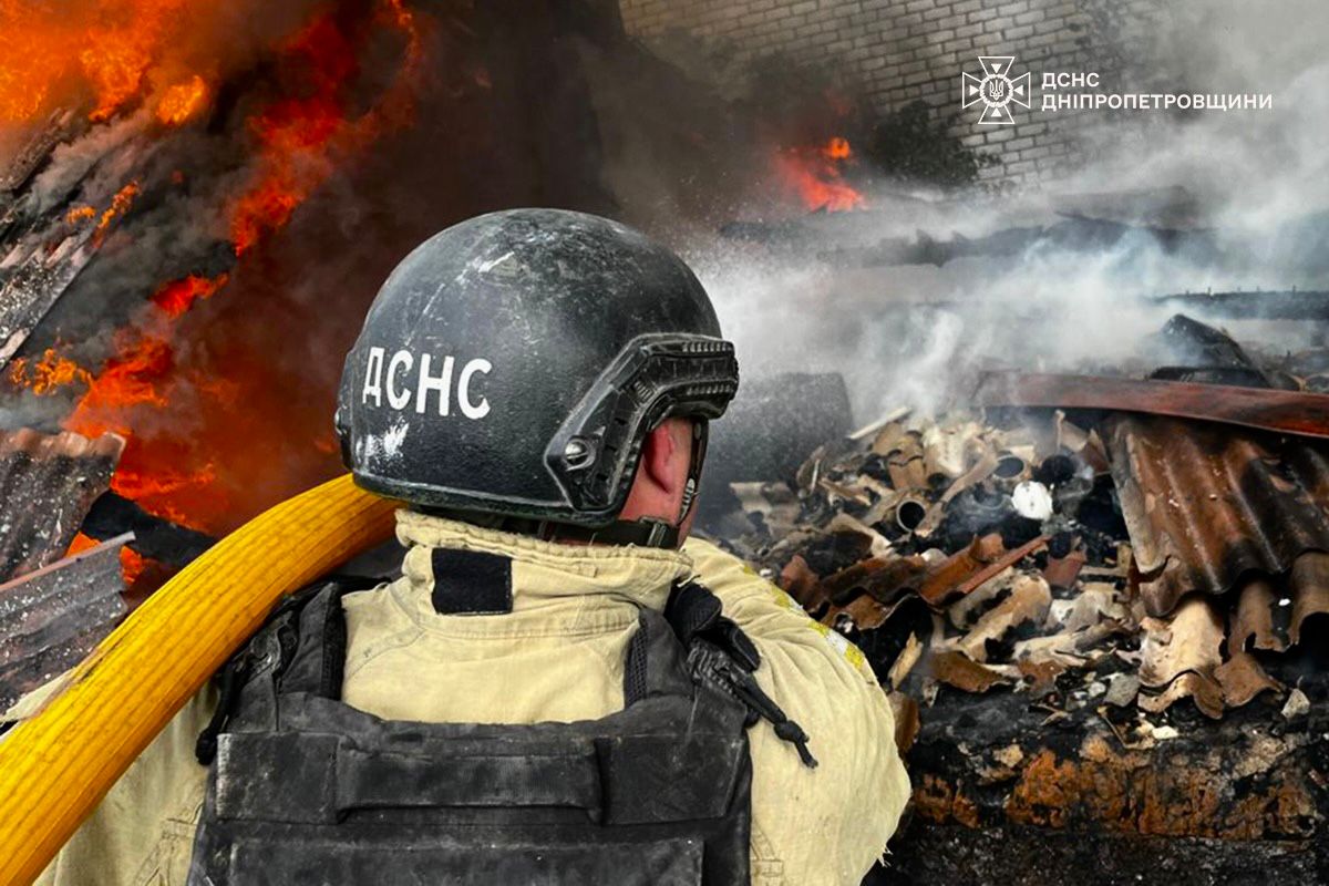 РФ обстріляла Дніпропетровщину: поранені та пожежі