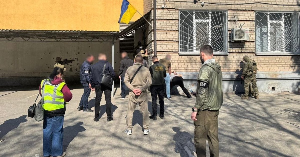 Обшуки в ТЦК у Дніпрі: кого затримали правоохоронці (фото)