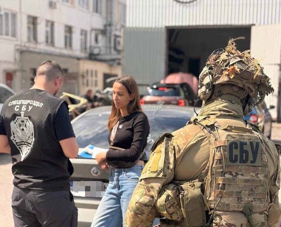 СБУ проводить обшуки у харківської автоблогерки