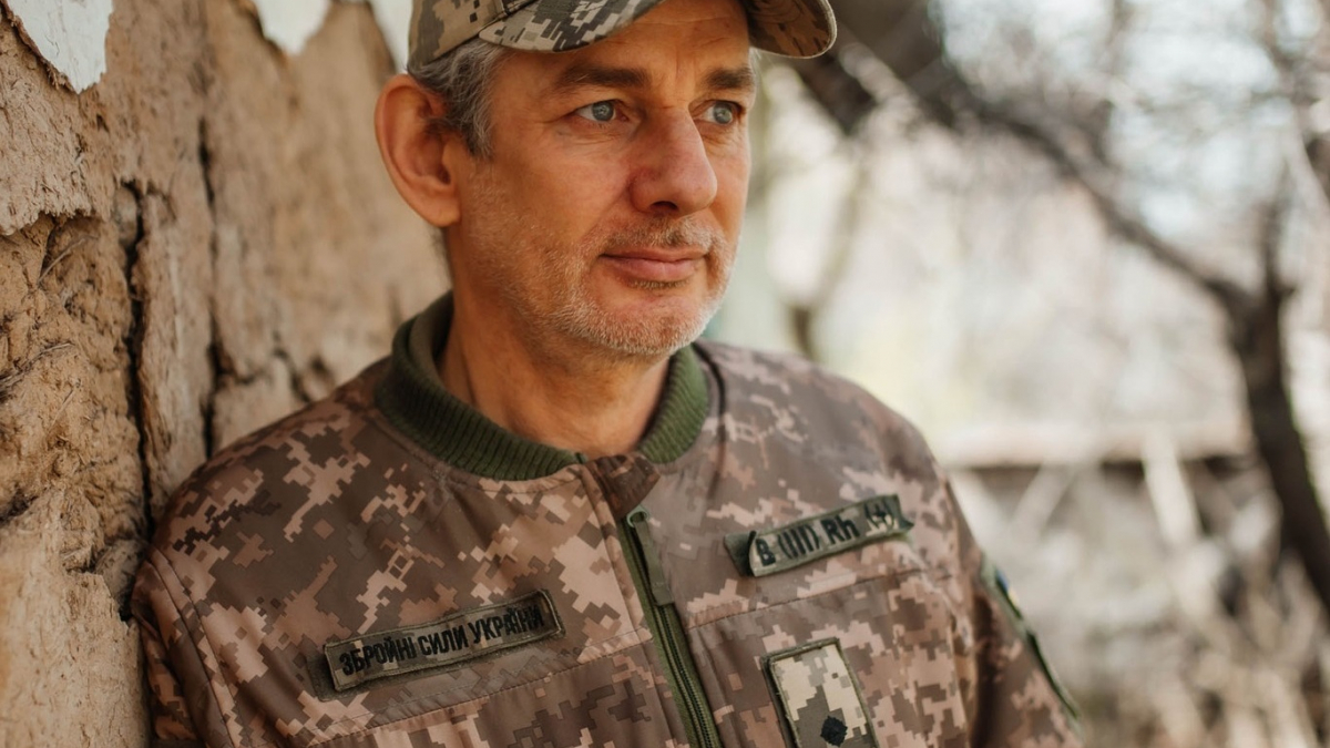 Обійнялися і йшли крізь темряву: двоє поранених бійців врятували одне …