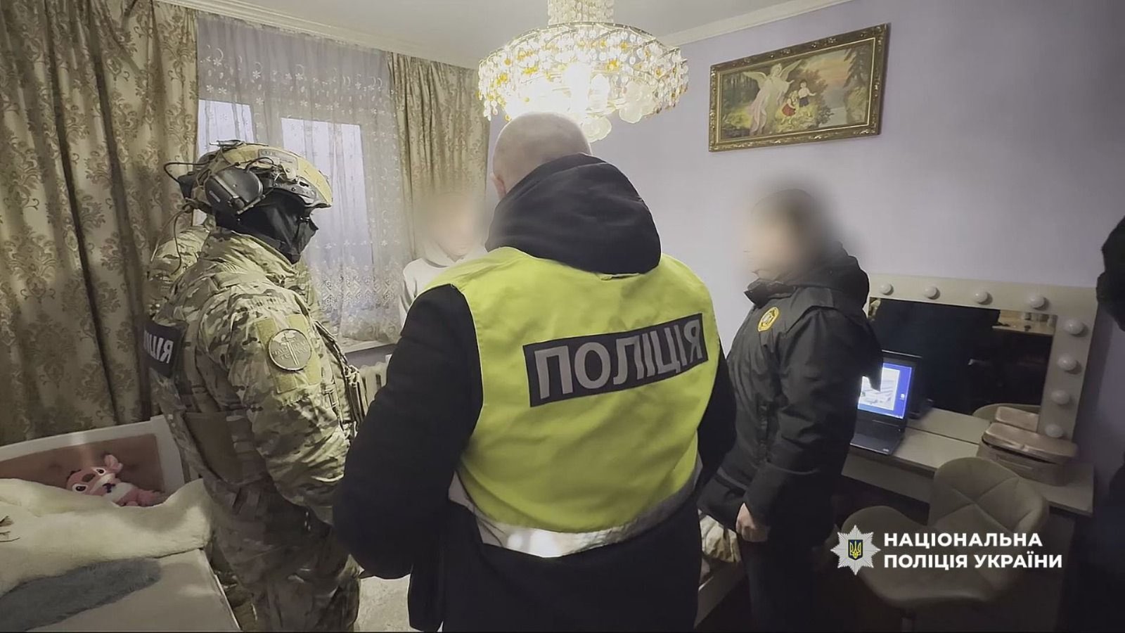 Обікрали військових та пенсіонерів на майже мільйон: 20-річний мешканець Коломийщини …