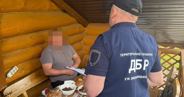 Обіцяв службу в тилу за $5000: у Хмельницькому затримали власника …