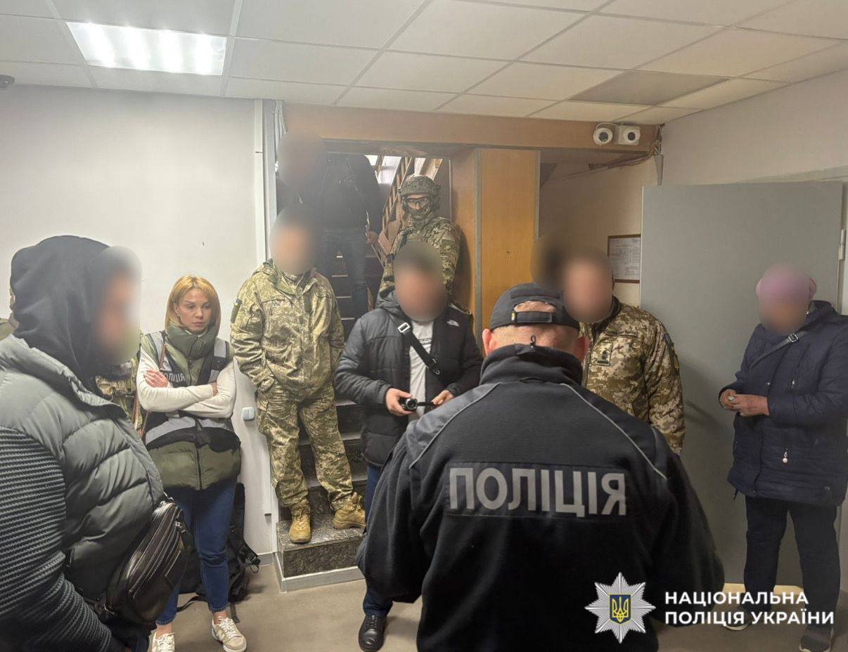Обіцяв ухилення від служби: У Борисполі на гарячому затримали керівника …