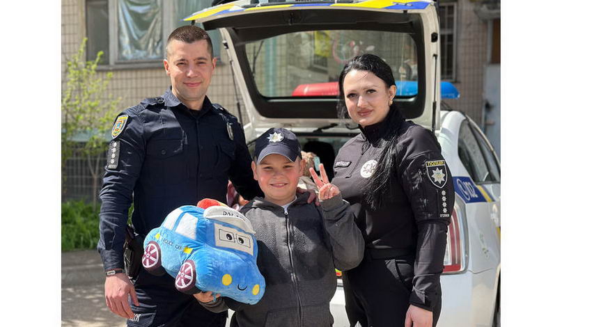 Одеські поліцейські допомогли хлопчику, який залишився без мами та дому