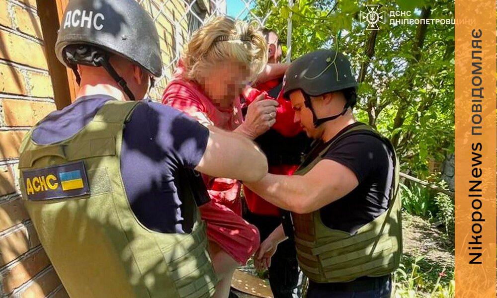 Одну з постраждалих рятувальники Нікополя евакуювали до лікарні: наслідки обстрілів …
