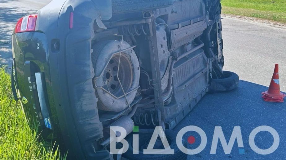 Одразу два мікроавтобуси перекинулися на бік у Кривому Розі (ВІДЕО)