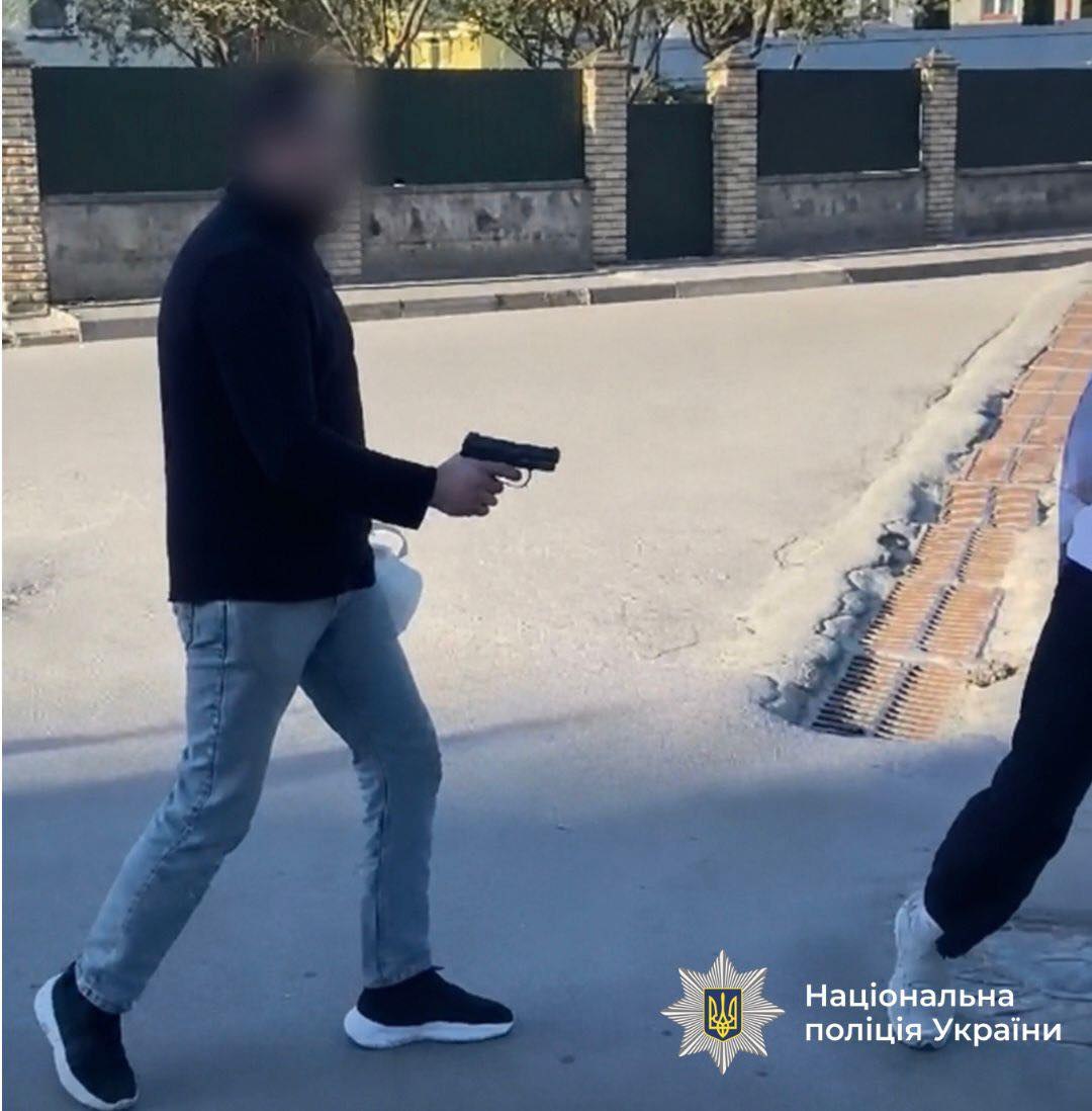 Озброєні розбірки в Тернополі: правоохоронці затримали чоловіка з пневматикою