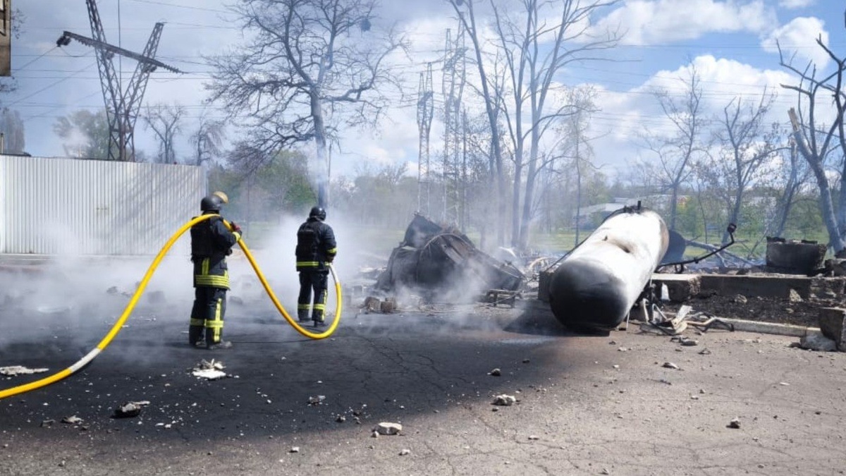 Росіяни вдарили дроном по заправці в Краматорську: загорівся резервуар із …