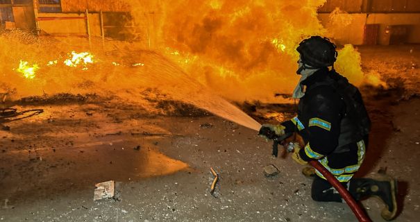 Ворог атакував поштовий склад у Херсоні: рятувальники потрапили під повторні …