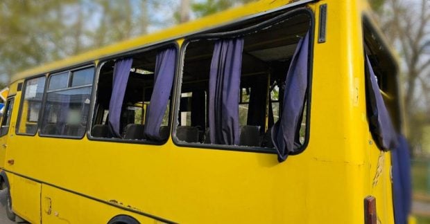 Окупанти вдарили дроном по маршрутці в Херсоні: загинуло двоє людей, …