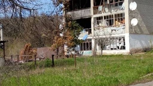 Окупанти вдарили по багатоквартирному будинку на Харківщині: кадри з місця