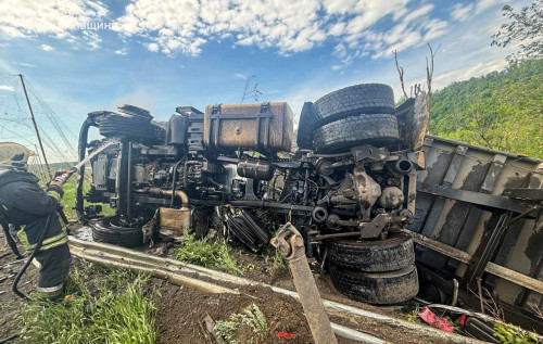 Окупанти вдарили по вантажному автомобілю на Харківщині: водій загинув. ФОТО. …