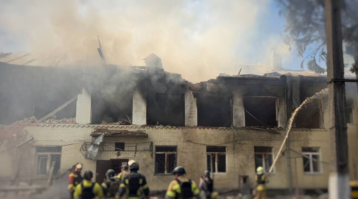 Окупанти вдарили по дитячому садочку в центрі Сум, є поранені