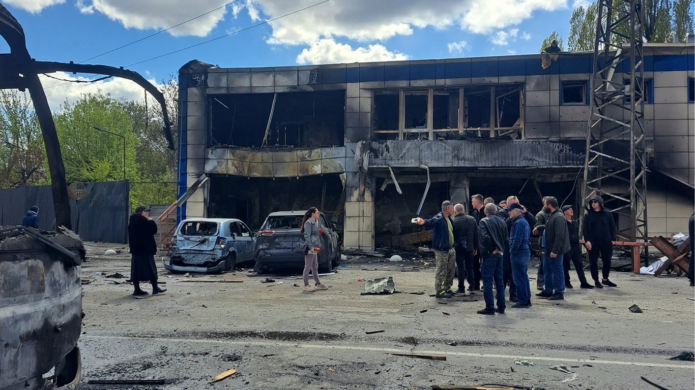 Окупанти завдали удару по Дніпру: фоторепортаж з місця подій
