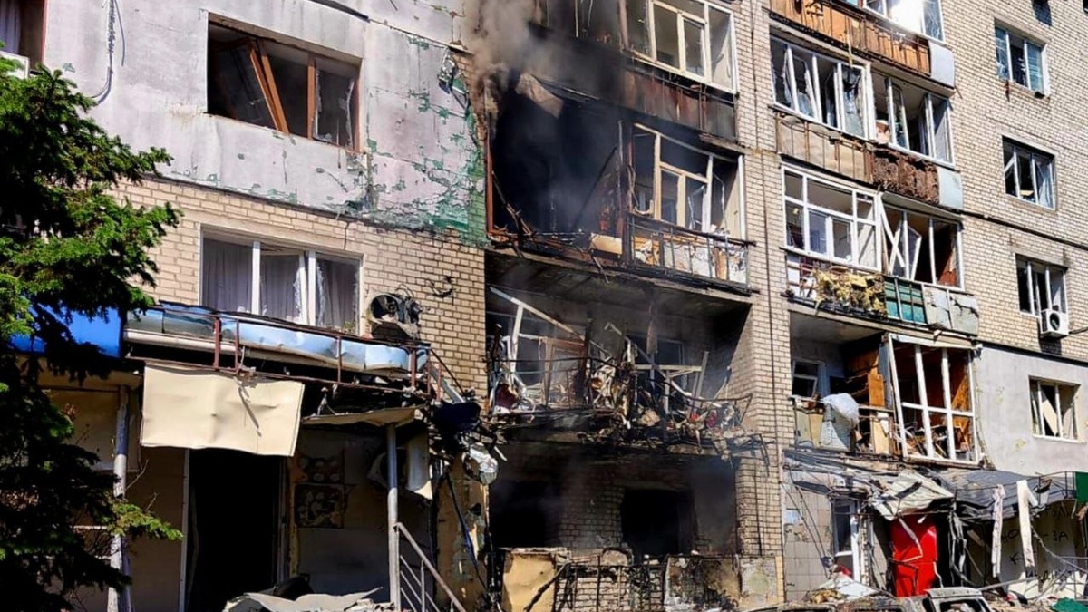 Окупанти завдали удару по Павлограду, понівечена багатоповерхівка – Дніпропетровська ОВА