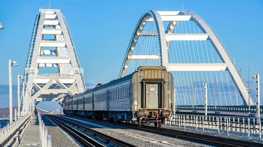 Окупанти намагаються закрити транспортну проблему Криму новими потягами з росії