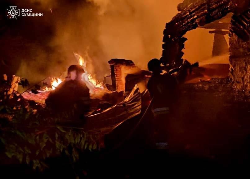 Окупанти підпалили дроном житлові будинки у Стецьківському стростаті