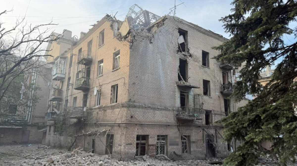 Окупанти скинули авіабомбу на багатоповерхівку у Дружківці, є жертва та …