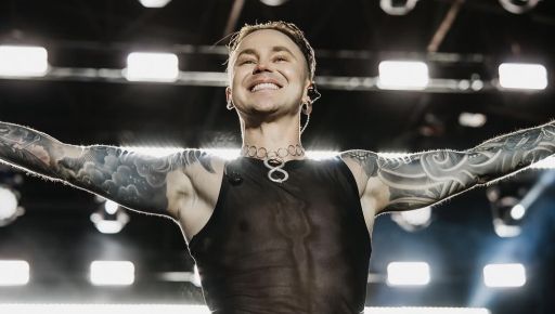 Усик перед боєм із Верховеном вийшов на пресконференцію під трек …