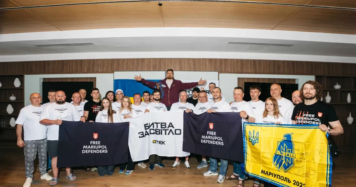 Олександр Усик зустрівся з ветеранами-енергетиками ДТЕК напередодні поєдинку в Каїрі