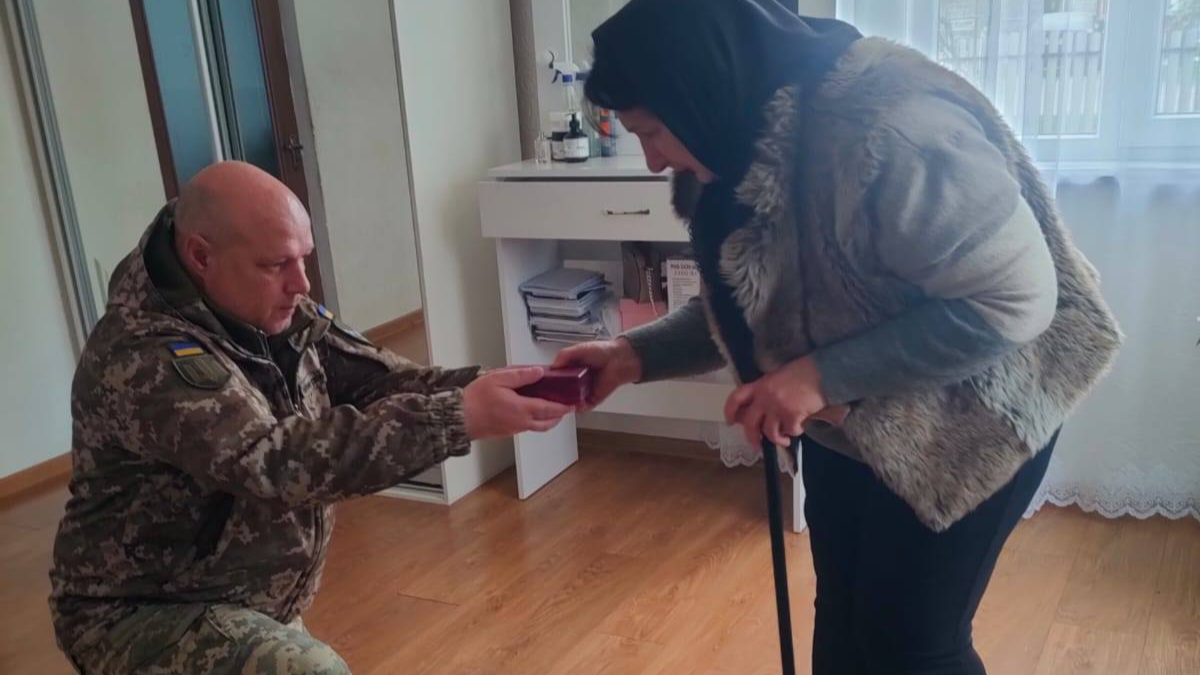 Орден «За мужність» вручили матері загиблого Героя з Волині