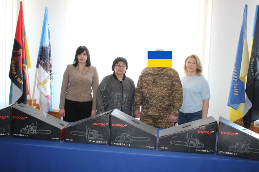 Освітяни Калинівської громади передали військовим бензопили