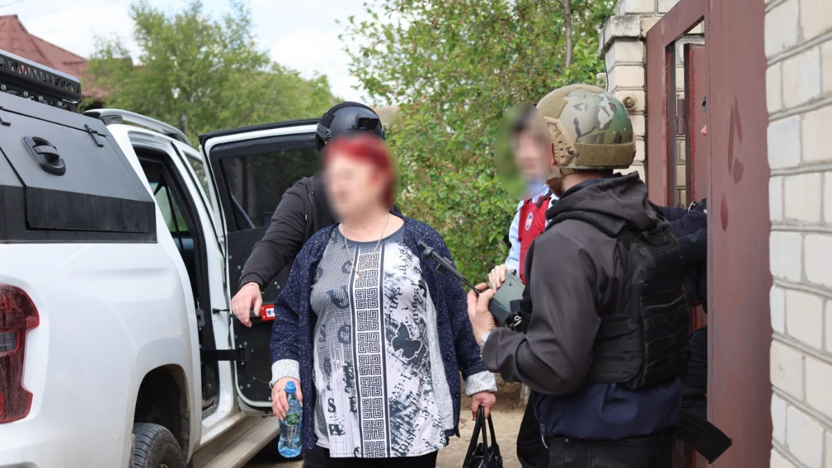 "Останні події змусили їх терміново евакуюватися": з передмістя Херсона вивезли …