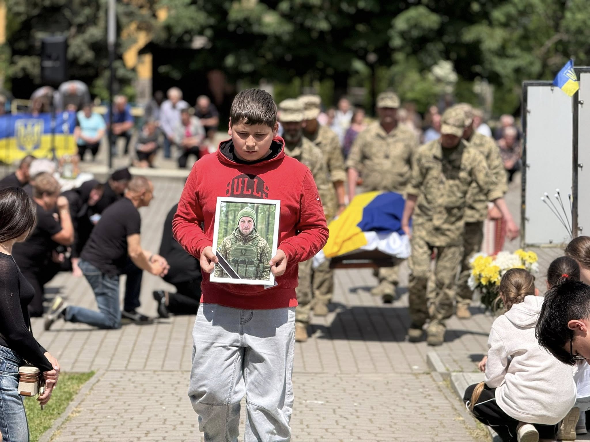 Отинійська громада попрощалася з героєм-захисником України Ігорем Володимировичем Гордим, мешканцем …