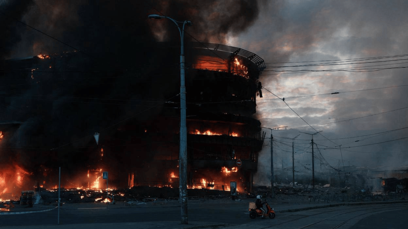 РФ ударила по двох школах у Києві, в одній з …