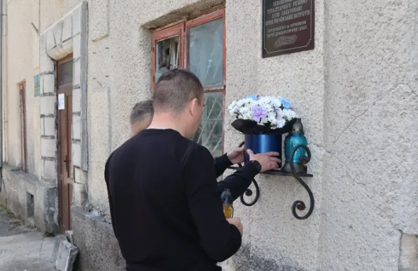 Пам'ятаємо про злочини тоталітаризму: у Козові вшанували пам’ять жертв радянських …