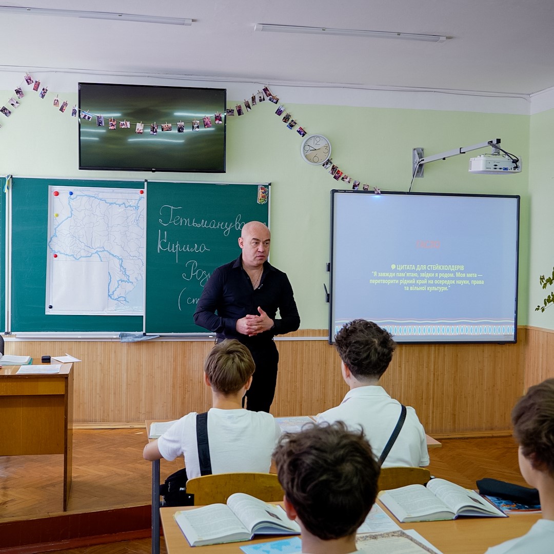 Пам'ятний годинник доньці загиблого військового вручив міський голова Тернополя Сергій …