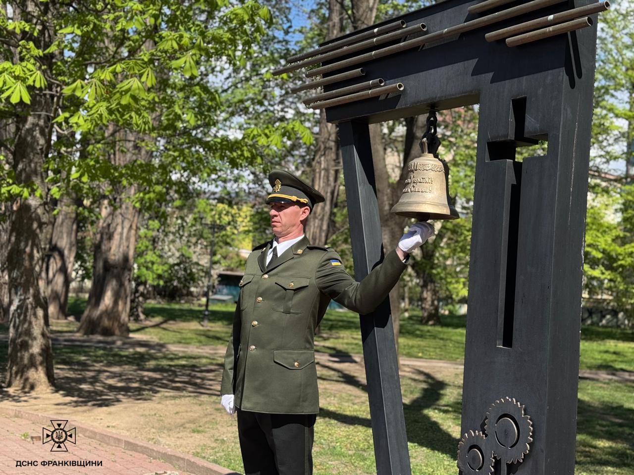 Пам’ятний дзвін у Меморіальному сквері: Івано-Франківськ вшановує загиблих Захисників