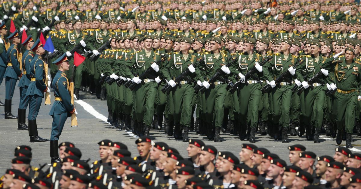 Парад без танків у Москві: експерти заявили про початок занепаду …