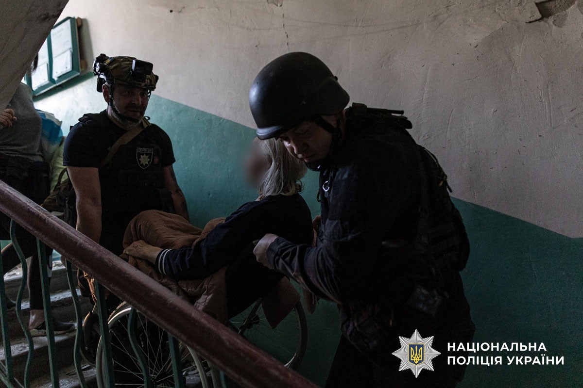 Парамедики поліції показали, як рятували людей після удару росіян по …