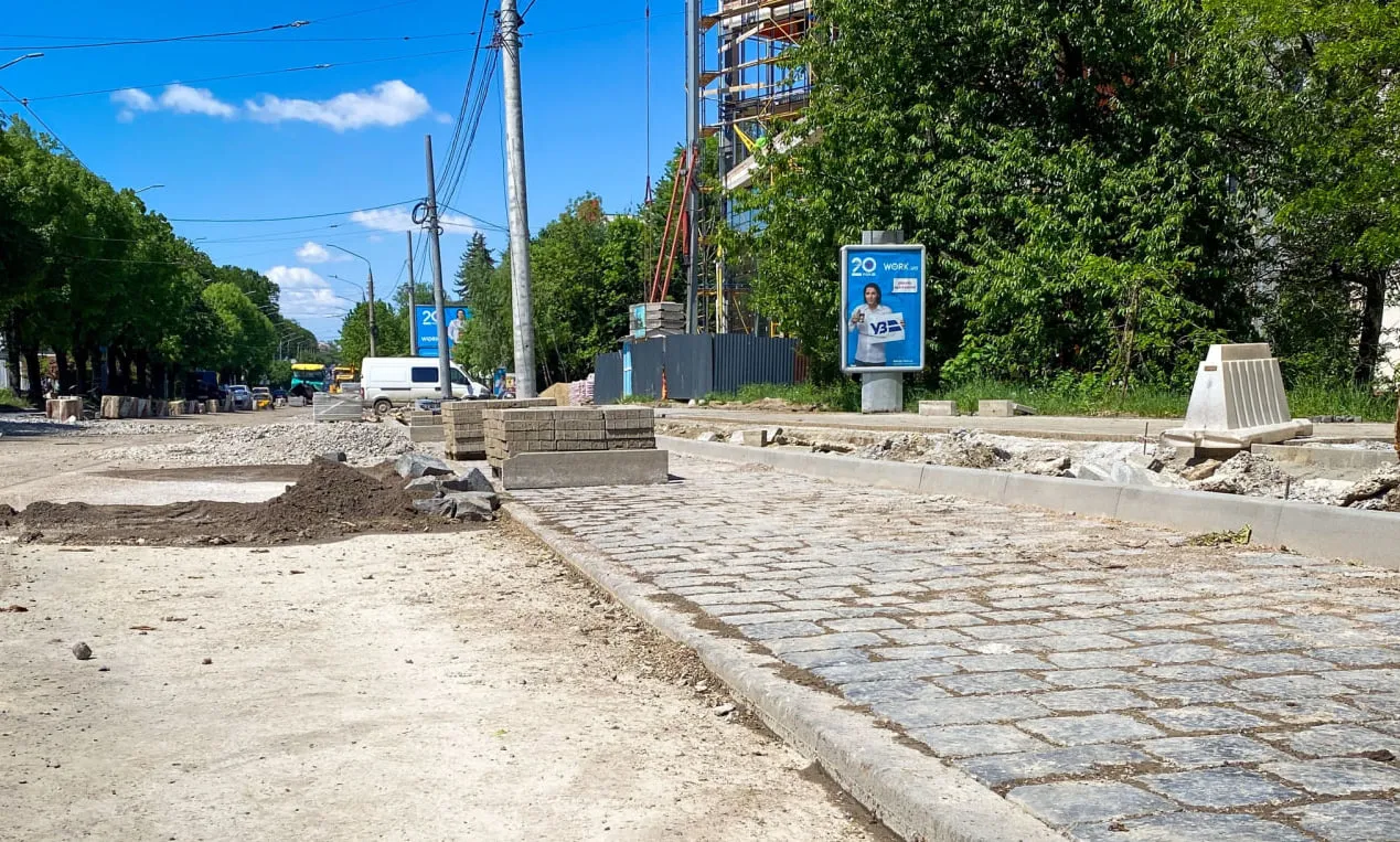 Паркомісця з бруківки облаштовують під час ремонту на вулиці Головній …