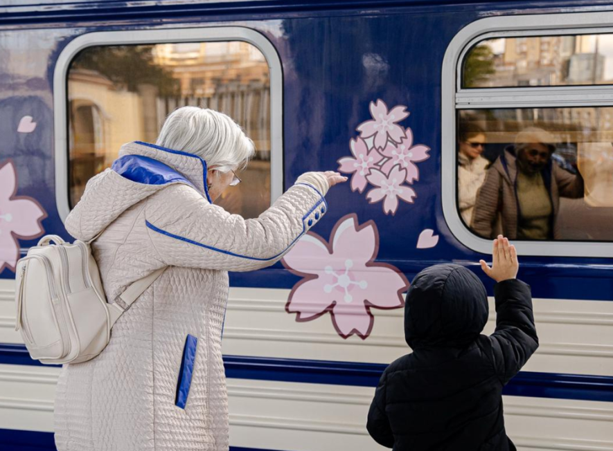 Пасажири захоплено фотографують квіткову красу на київських залізничних коліях — …