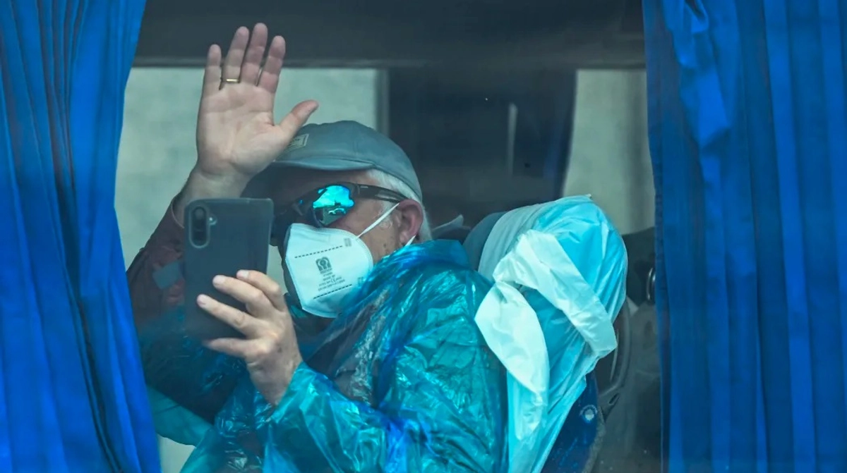 Пасажири круїзного лайнера, на якому спалахнув смертельний вірус, повертаються додому
