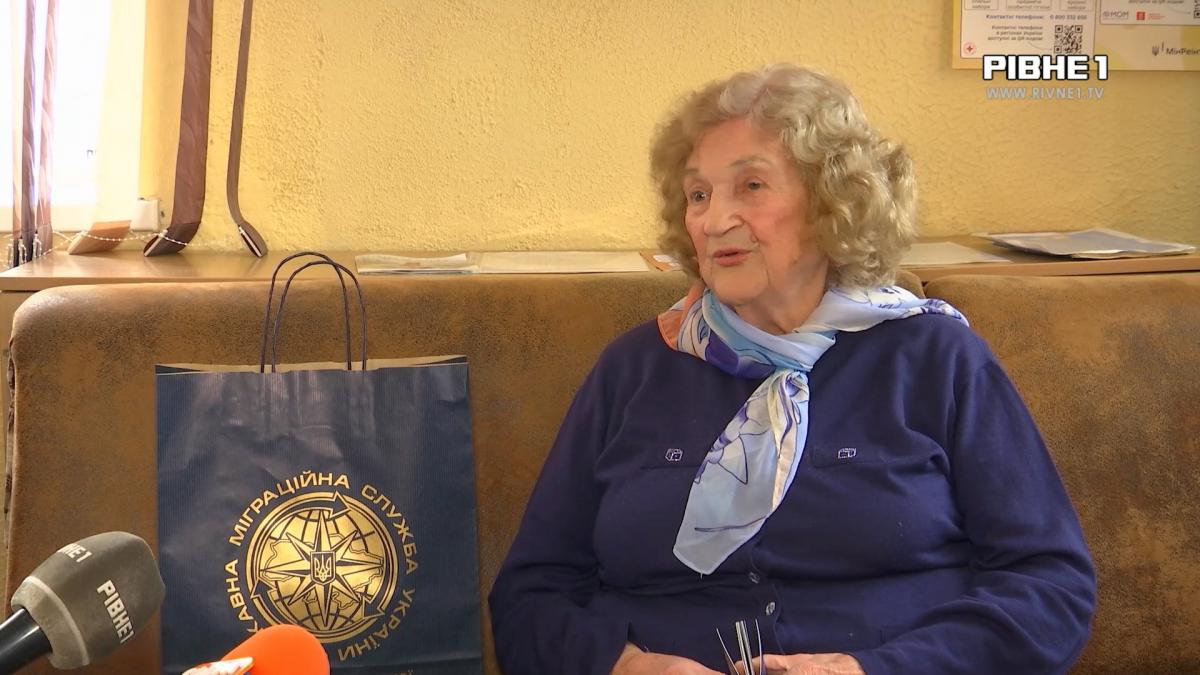 Паспорт у 93: рівнянка готується до першого виїзду за кордон …