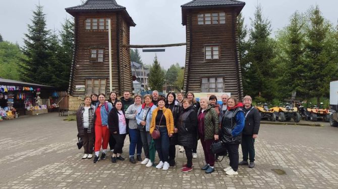 Педагоги з Баламутівки відсвяткували День матері екскурсією до карпатського Мигово