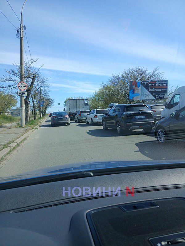 Перед Варварівським мостом у Миколаєві з'явився величезний затор: відео з …