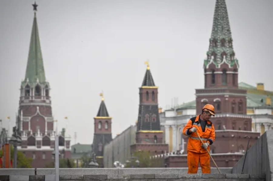 Перед парадом у Москві Кремль посилює риторику та погрожує Україні …