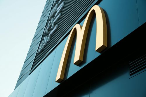 Переполох біля McDonald's у Тернополі: патрульні перевіряли підозрілий металевий ящик …