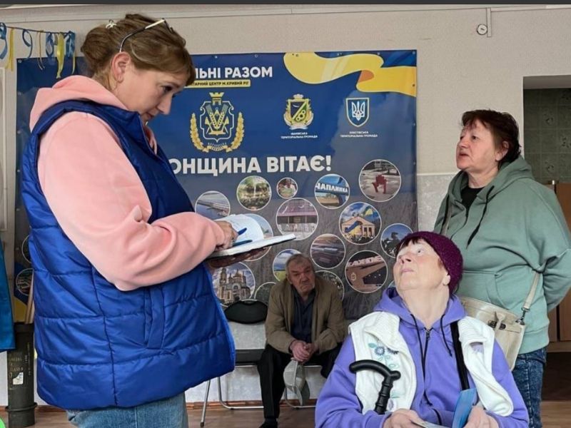 Переселенцям з Херсонщини надали гуманітарну та психологічну допомогу у Кривому …
