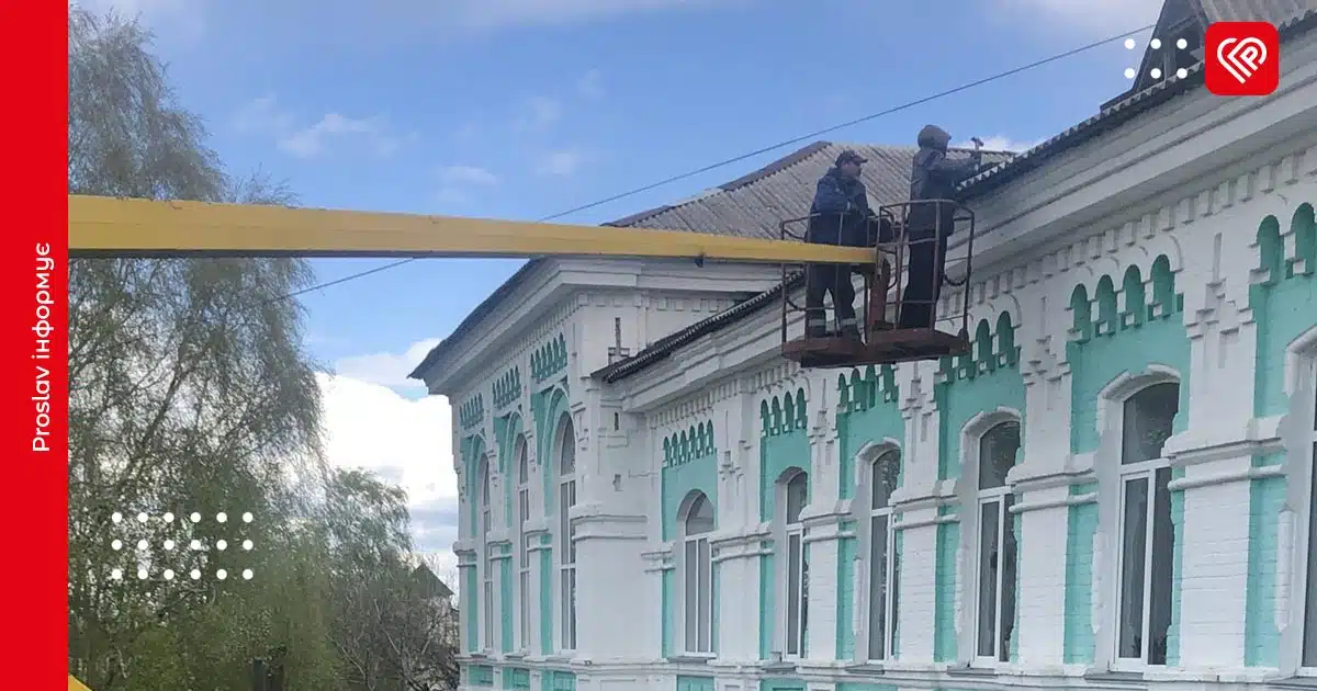 Переяславські комунальники полагодили дах ліцею імені Івана Мазепи після негоди