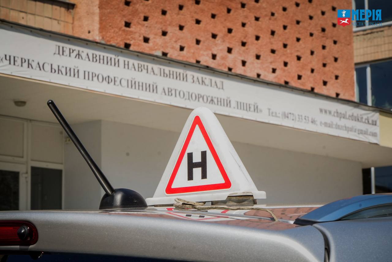 Перша група ветеранів розпочала навчання на переобладнаному авто в Черкасах