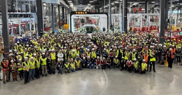 Перша електрична вантажівка Tesla Semi зійшла з конвеєра для серійного …